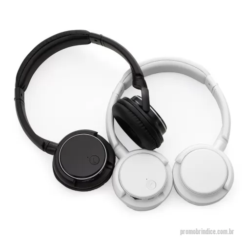 Fone de Ouvido Bluetooth personalizado - Fone de ouvido sem fio. Possui conexão via Bluetooth 4.1, rádio FM e entrada para cartão TF (microSD), que permite a reprodução de arquivos MP3, além de microfone integrado e botão para atendimento de ligações. Conta ainda com arco ajustável, revestimento acolchoado na parte superior e nas conchas, roda seletora para navegação e entrada Micro-USB para carregamento. Acompanha cabo Micro-USB.