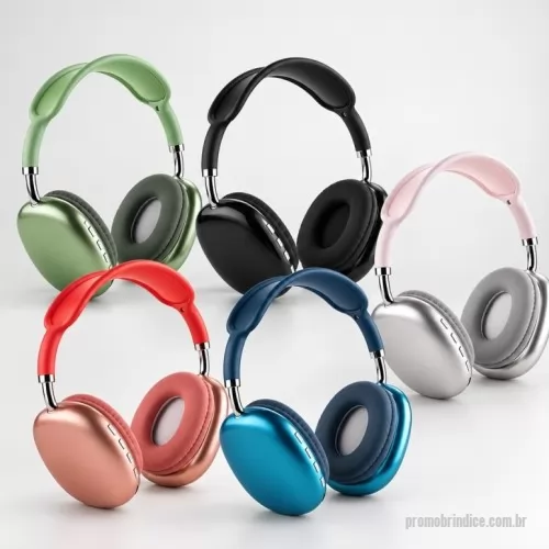 Fone de Ouvido Bluetooth personalizado - Fone de ouvido sem fio com estrutura em plástico. Possui conexão via Bluetooth 5.3, rádio FM e entrada para cartão TF (microSD), que permite a reprodução de arquivos MP3, além de microfone integrado e botão para atendimento de chamadas. Conta ainda com arco ajustável, revestimento acolchoado em espuma nas conchas, painel de botões para controle de funções e entradas USB-C e P2, destinadas ao carregamento e à conexão com fio em dispositivos compatíveis, respectivamente. Acompanha cabo USB-C.