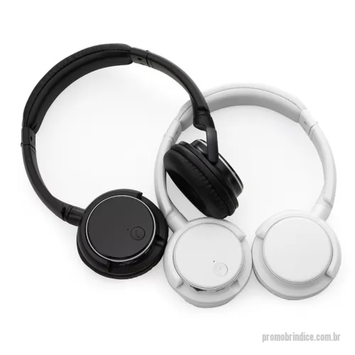 Fone de Ouvido Bluetooth personalizado - Fone de ouvido sem fio. Possui conexão via Bluetooth 4.1, rádio FM e entrada para cartão TF (microSD), que permite a reprodução de arquivos MP3, além de microfone integrado e botão para atendimento de ligações. Conta ainda com arco ajustável, revestimento acolchoado na parte superior e nas conchas, roda seletora para navegação e entrada Micro-USB para carregamento. Acompanha cabo Micro-USB.