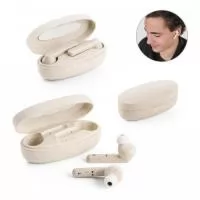 Fone de ouvido True Wireless em fibra de palha de trigo e PP, com transmissão sem fios BT v5.0 até 10m de distância e autonomia aproximada de 3 horas (standby até 10h). Cada fone tem um botão multifunções e microfone integrado, facilitando atender chamadas em modo mãos-livres, e indicador luminoso LED. O estojo de carregamento tem uma bateria de 300 mAh e indicador de status de carregamento e bateria. Incluso um cabo de carregamento micro USB. 