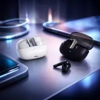 Fones de ouvido sem fio com estrutura em plástico resistente a leves respingos de água, conexão Bluetooth 5.4, comandos por toque e microfone integrado para chamadas de áudio e vídeo. Conta com estojo de carregamento com entrada USB-C. Acompanha cabo USB-C para recarga.