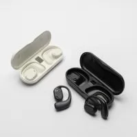 Descrição: Fones de ouvido sem fio com estrutura em plástico. Possuem formato aberto e ergonômico, permitindo o encaixe nas orelhas sem entrar em contato direto com o canal auditivo. Possuem microfone interno para chamadas pelo celular ou WhatsApp. Apresentam conexão via Bluetooth 5.3 que oferece uma transmissão de dados mais estável e com maior qualidade. Acompanha estojo de carregamento com visor de percentual da carga total, além de cabo USB-C para recarga.  Altura :  5 cm  Comprimento :  13,5 cm  Espessura :  3 cm