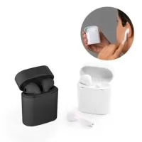 Fone de ouvido True Wireless em ABS com microfone e caixa de carregamento de 250 mAh. Possui transmissão sem fios BT v5.1, autonomia, aproximada, de 1h50, frequência 20Hz-20KHz, 98 dB e impedância de 32?. Cada fone tem um botão multifunções e a caixa tem uma porta micro USB para ser carregada. Fornecido em caixa presente. Auricular: 47 x 19 x 8 mm | Caixa: 55 x 64 x 26 mm