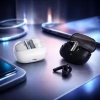 Fone de ouvido sem fio com estrutura em plástico. Possui conexão via Bluetooth 5.3, rádio FM e entrada para cartão TF (microSD), que permite a reprodução de arquivos MP3, além de microfone integrado e botão para atendimento de chamadas. Conta ainda com arco ajustável, revestimento acolchoado em espuma nas conchas, painel de botões para controle de funções e entradas USB-C e P2, destinadas ao carregamento e à conexão com fio em dispositivos compatíveis, respectivamente. Acompanha cabo USB-C.