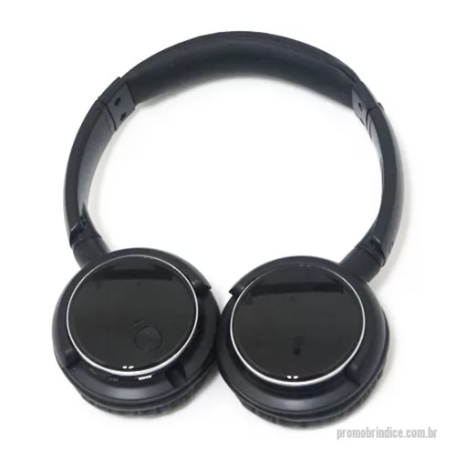 Fone de ouvido personalizado - Headfone wireless preto com haste ajustável e fones giratórios, “tiara” e protetor de ouvido em couro sintético revestido de espuma. Possui indicador led, botão liga/desliga, entrada auxiliar/P2, entrada micro USB e botão play/volume. Para utilizar é recomendado carregar a bateria completa, quando feito isso uma luz vermelha ficará acesa e na carga completa a luz se apagará. Para utilizar o fone basta ligar o botão liga/desliga(botão colorido com uma seta indicativa) e parear via bluetooth com seu aparelho celular/tablet. Ao conectar o fone no computador ele pode ser tanto carregado como utilizado para reprodução de áudio simultaneamente. Possui a função rádio, basta pressionar o botão PLAY por 10 segundos; possui microfone embutido possibilitando atender chamadas, basta apertar o botão com o símbolo de telefone. Frequência de resposta 20Hz – 20 Khz, impedância 32ohm, sensibilidade 108+/-3dB e alcance wireless aproximadamente 10 metros. Acompanha cabo USB e manual de instruções.