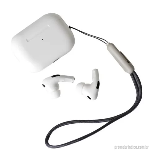 Fone de ouvido personalizado - Fone de ouvido bluetooth com comandos touch e case carregador de fechamento magnético. Acompanha USB Lightning e cordão de nylon com clipe integrado que facilita a fixação em mochilas e bolsas.  Altura :  4,5 cm Largura :  6 cm Espessura :  2,2 cm Medidas aproximadas para gravação (CxL):  3 cm x 1 cm Tamanho total aproximado  (CxL):  Fones: 3,3 cm x 2,3 cm Peso aproximado (g):  38  Modo de uso: Para ligar os fones, retire-os do case ou segure o 