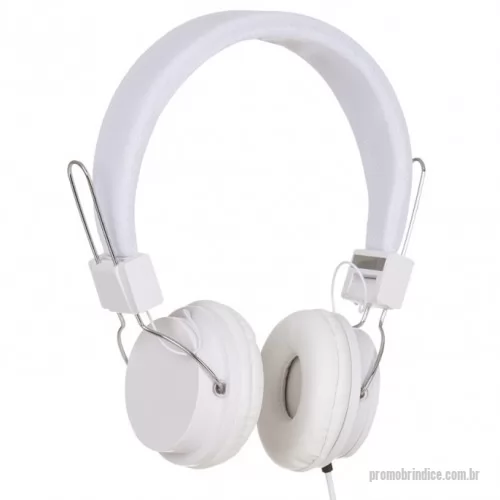 Fone de ouvido personalizado - Headfone estéreo com microfone, material em plástico resistente com haste revestida de espuma e alças ajustáveis com fone giratório. Microfone acoplado em suporte no cabo, botão para play/pause e no modo ligação serve para atender chamadas. Entrada P2, capacidade de potência 50mW, impedância 32 ohms a 1 kHz, sensibilidade 108 dB/mW/, frequência de resposta 12-22 000 Hz.