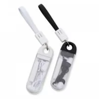 Fone de ouvido bluetooth intra-auricular com microfone, estojo e cabo USB para carregamento. A tampa do estojo possui uma alça que pode ser removida do suporte, revelando as pontas do cabo USB.