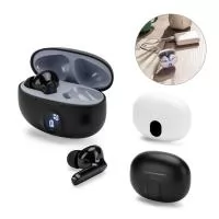 Fones de ouvido wireless em ABS 100% reciclado, com transmissão BT v5.4. A caixa de carregamento tem uma tela digital que mostra o nível de carga e tem uma capacidade de 200 mAh, oferecendo uma autonomia, aproximada, de 4h. Os fones de ouvido permite
