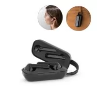 Fone de ouvido wireless stereo em ABS com transmissão sem fios BT v5’0 e autonomia aproximada de 3 horas. O estojo de carregamento, com uma bateria 250 mAh, é também em ABS e contém uma presilha em silicone que permite transportar e carregar os fones