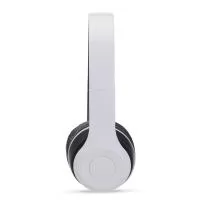Fone de ouvido sem fio com estrutura em plástico e acabamento fosco. Conexão via Bluetooth e entrada para cartão TF (microSD).