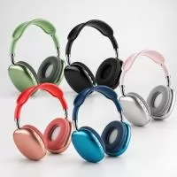 Fone de ouvido sem fio com estrutura em plástico. Possui conexão via Bluetooth 5.3, rádio FM e entrada para cartão TF (microSD), que permite a reprodução de arquivos MP3, além de microfone integrado e botão para atendimento de chamadas. Conta ainda com arco ajustável, revestimento acolchoado em espuma nas conchas, painel de botões para controle de funções e entradas USB-C e P2, destinadas ao carregamento e à conexão com fio em dispositivos compatíveis, respectivamente. Acompanha cabo USB-C.