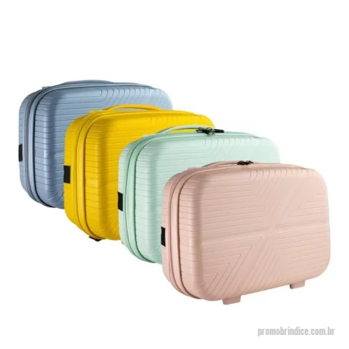 Frasqueira personalizada - Frasqueira de plástico rígido, projetada para oferecer praticidade e proteção aos seus pertences. Possui compartimento interno que garante que os itens fiquem organizados durante a viagem e bolso com tela para itens menores. Ainda conta com uma alça de mão e um elástico traseiro para fácil encaixe em malas maiores, facilitando o transporte em deslocamentos. Além disso, possui 4 apoios reforçados que proporcionam maior estabilidade ao ser posicionada em superfícies. Ideal para quem busca uma solução prática, resistente e elegante para levar itens essenciais com segurança.