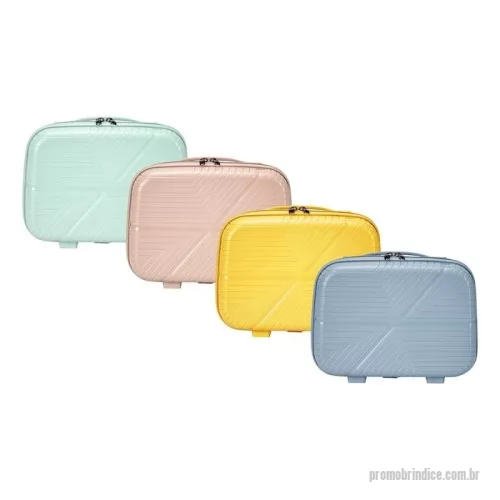 Frasqueira personalizada - Frasqueira Frasqueira Plástica  Descrição: Frasqueira de plástico rígido, projetada para oferecer praticidade e proteção aos seus pertences. Possui compartimento interno que garante que os itens fiquem organizados durante a viagem e bolso com tela para itens menores. Ainda conta com uma alça de mão e um elástico traseiro para fácil encaixe em malas maiores, facilitando o transporte em deslocamentos. Além disso, possui 4 apoios reforçados que proporcionam maior estabilidade ao ser posicionada em superfícies. Ideal para quem busca uma solução prática, resistente e elegante para levar itens essenciais com segurança.  Altura :  23 cm  Largura :  33 cm  Profundidade :  15 cm  Medidas aproximadas para gravação (CxL):  1 cm x 15 cm  Peso aproximado (g):  815Plástica