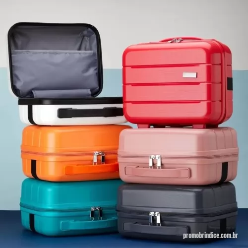 Frasqueira personalizada - Frasqueira de plástico com estrutura rígida, ideal para viagens e organização de pertences. Possui compartimento interno espaçoso, elástico de segurança para melhor acomodação dos itens e alça traseira para encaixe em malas de viagem, proporcionando mais praticidade no transporte. Conta com quatro apoios na base para maior estabilidade e acompanha placa de personalização, agregando um toque exclusivo.  Um brinde sofisticado e funcional da Youdu Brindes, perfeito para viagens e uso diário.