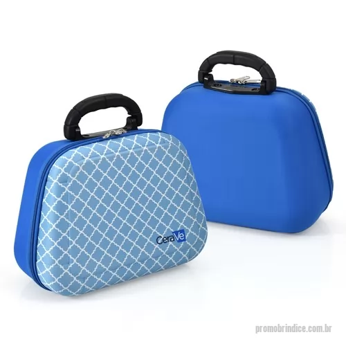 Frasqueira personalizada - Frasqueira termomoldada em E.V.A com revestimento em malha helanca para melhor acabamento. Sua marca pode ser divulgada com este brinde personalizado através de logomarca em gravação em alto relevo ou através de estampa em transfer de alta qualidade.  Possui alças reforçadas, fechamento por zíper e revestimento interno. Esta frasqueira é opção perfeita para guardar e organizar produtos de beleza como cremes, shampoos e itens de maquiagem que precisam ficar armazenados em temperatura ambiente. Loções e itens de higiene pessoal são outras possibilidades de produtos que funcionam muito bem armazenados nesta frasqueira que pode facilmente ser levada em viagens de curta ou longa duração.
