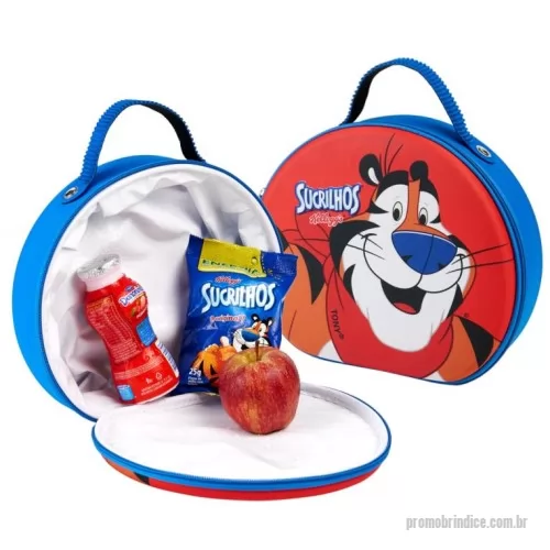 Frasqueira térmica personalizada - Lancheira com interior térmico que conserva os alimentos frescos e as bebidas na temperatura ideal. Com formato dinâmico, é perfeita para um público infantil que poderá usá-la para ir à escola, passeios, excursões ou viagens, assim como pode também ser adaptada a outros nichos de mercado.  O fechamento é feito por zíper e possui alça de mão dublada e rebitada para facilitar o transporte. Sua marca será promovida neste brinde personalizado com arte exclusiva em impressão sublimática com infinitas combinações de cores ou em uma perfeita e delicada gravação em alto relevo. É opção certeira para chamar positivamente a atenção de seus colaboradores, parceiros ou público alvo para seus produtos!