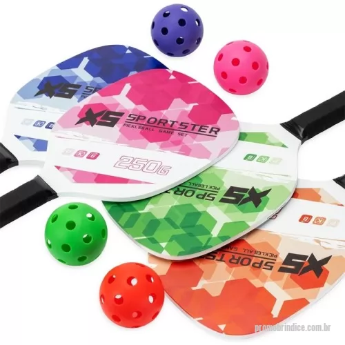 Freesbee personalizado - Descrição: Kit Pickleball com duas raquetes de madeira (sendo uma face personalizada e outra lisa) com grip composto em fibras de carbono e vidro e quatro bolas plástica com 26 furos. Acompanha bolsa de nylon com alça de mão e visor plástico transparente.  Altura :  38 cm  Largura :  18,5 cm  Profundidade :  5,5 cm