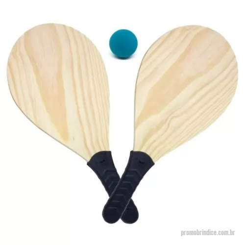 Frescobol personalizado - Seja na praia, no campo, no parque ou à beira da piscina, o Kit de Frescobol garante diversão para todas as idades! Produzido artesanalmente no Brasil, possui corpo em madeira Pinus de reflorestamento, unindo qualidade e sustentabilidade. Conta com cabo injetado, proporcionando uma pegada firme e confortável, além de um design aerodinâmico para melhor desempenho.  O kit acompanha duas raquetes, uma bolinha de borracha nº3 e uma sacola para transporte, tornando-o prático para levar em qualquer ocasião. Com espessura de 15mm, oferece resistência e durabilidade para longas partidas.  Produto sujeito a pequenas variações de cor devido à fabricação manual.  Dimensões aproximadas: 44 cm x 19 cm x 1,5 cm  Um brinde esportivo e dinâmico da Youdu Brindes, perfeito para momentos de lazer e interação.