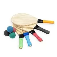 Kit frescobol com embalagem de malha plástica. Contém 2 raquetes de madeira com pegador de revestimento EVA e bolinha emborrachada.  Altura :  41 cm  Largura :  18 cm