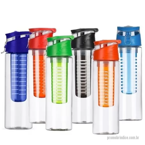 Garrafa com infusor personalizada - Squeeze plástico 700ml com infusor. Tampa rosqueável colorida com alça acoplada na tampa, possui uma espécie de fivela para lacre(basta levantar/abaixar para abrir/fechar o bico). Possui um infusor(rosqueável)colorido na parte interna.Medidas aproximadas para gravação (CxL):  18 cm x 6 cm  Tamanho total aproximado  (CxL):  24,9 cm x 7,4 cm x 22,2 cm  Peso aproximado (g):  164