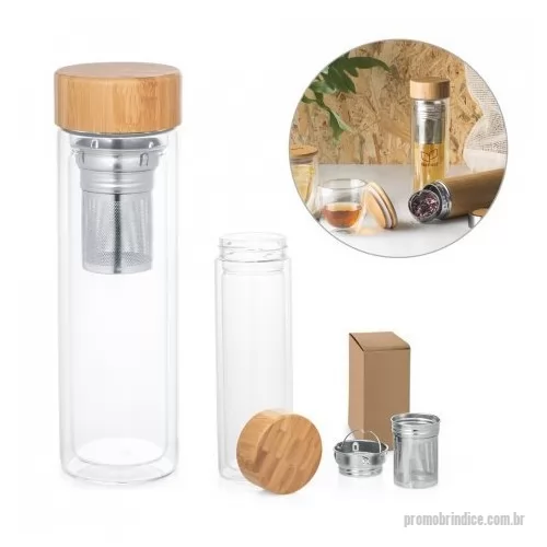 Garrafa com infusor personalizada - Garrafa em vidro borossilicato de parede dupla térmica, isolada a ar, com tampa em bambu. Incluso 2 infusores em aço inox. Capacidade até 490 mL. Apto para ir a máquina de lavar, removendo a tampa. Preserva as bebidas quentes por 2 horas e as bebidas frias por 4 horas. Fornecido em caixa presente de papel kraft reciclado. Certificação EU Food Grade. A cor e o resultado da impressão nos materiais naturais pode variar entre produtos.
