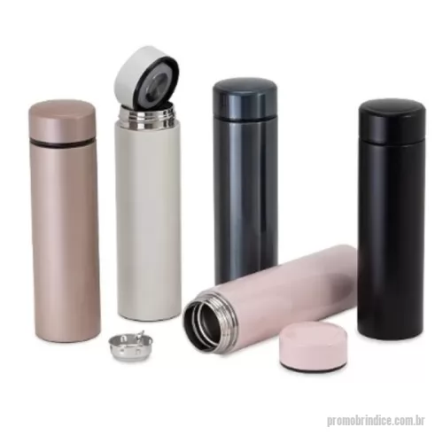 Garrafa com infusor personalizada - A Garrafa Térmica 500ml Personalizada com Infusor é perfeita para quem busca um produto elegante, funcional e de alta qualidade. Ideal para brindes corporativos, eventos, campanhas promocionais e presentes personalizados, ela oferece praticidade para o dia a dia e um excelente acabamento.  Fabricada em aço inoxidável 304, material reconhecido por sua alta resistência e durabilidade, possui capacidade para 500ml e acompanha um infusor de bebidas, ideal para preparar chás, águas aromatizadas e infusões de forma prática, preservando o sabor e a qualidade da bebida.  A personalização pode ser realizada em gravação a laser, proporcionando um acabamento sofisticado e permanente, ou em DTF UV, ideal para logotipos, artes coloridas e imagens com alta definição e excelente durabilidade.  Características Capacidade: 500ml Material: Aço inoxidável 304 Acompanha infusor para bebidas Conserva a temperatura de bebidas quentes e frias Personalização em gravação a laser ou DTF UV Medidas Altura: 22,6 