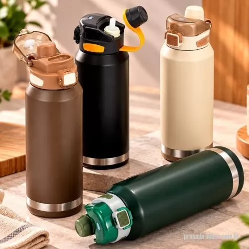 Garrafa de metal personalizada - Garrafa térmica com capacidade máxima de 1,5 litro. Possui estrutura de parede dupla com interior em inox 304 e exterior em inox 201 com pintura eletrostática, além de base antiderrapante em silicone. Conta com tampa rosqueável em polipropileno (PP), anel de vedação em silicone e dois modos de ingestão: por canudo interno removível com bico em TPR e tampa rosqueável com alça flexível; ou pelo bocal com tampa protetora em policarbonato (PC), trava de segurança e botão de acionamento em ABS.