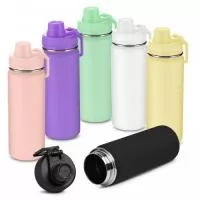 Garrafa em aço inox com capacidade de até 780 ml. Tampa rosqueável, mosquetão em plástico e anel de silicone para vedação. Design com frisos na tampa e pintura pó.