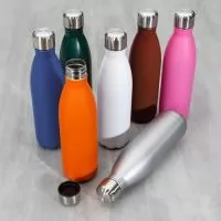 Garrafa Inox 750ml  Descrição: Garrafa 750ml em inox com tampa rosqueável e pintura fosca. Obs.: Não é um modelo térmico.  Altura :  27,5 cm  Largura :  7,3 cm  Circunferência :  23 cm  Medidas aproximadas para gravação (CxL):  14 cm x 6 cm  Peso aproximado (g):  189