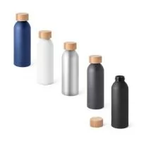 Squeeze em alumínio com acabamento mate e tampa em bambu. Capacidade até 550 mL. Caixa branca 94656 vendida opcionalmente. Certificação EU Food Grade. A cor e o resultado da impressão nos materiais naturais pode variar entre produtos. ø65 x 197 mm