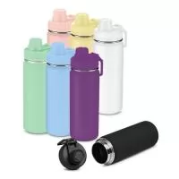 Garrafa em aço inox com capacidade de até 780 ml. Tampa rosqueável com anel de silicone, alça plástica em formato de mosquetão e bico rosqueável para fácil acesso. Design com frisos na tampa e pintura pó.