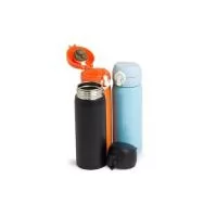 Garrafa 500 ml em inox com botão e válvula para abertura. Possui um sistema de trava basta mover para cima/baixo para abrir/fechar pressione o botão central para abrir a tampa. Altura : 19,8 cm Largura : 6,4 cm Circunferência : 20,3 cm Peso aproximad