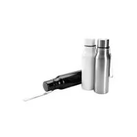Garrafa inox com capacidade de 750 ml. Contém tampa rosqueável com alça para transporte. Altura : 25 cm Largura : 7 cm Circunferência : 22,1 cm Tamanho total aproximado CxL : Diâmetro bocal: 3,7 cm Peso aproximado g : 169