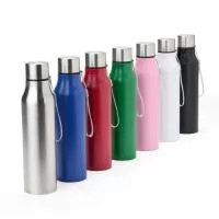 Garrafa Inox 1 Litro Personalizada com Alça de Transporte | Fabricação Própria Garrafa Inox 1 Litro Personalizada – Capacidade, Durabilidade e Visibilidade para sua Marca  A Garrafa Inox 1 Litro Personalizada é a escolha ideal para quem busca praticidade, resistência e grande capacidade de armazenamento para o dia a dia. Fabricada em inox de alta qualidade, oferece excelente durabilidade, resistência à corrosão e longa vida útil, sendo perfeita para uso em ambientes corporativos, atividades esportivas, viagens, academias e rotinas ao ar livre.  Com capacidade de 1 litro, permite maior hidratação ao longo do dia sem a necessidade de reabastecimentos frequentes. Sua tampa em alumínio conta com anel interno de silicone para vedação eficiente, ajudando a reduzir riscos de vazamentos e proporcionando mais segurança durante o transporte.  Para maior praticidade, a garrafa possui alça em nylon resistente e confortável, facilitando o transporte em caminhadas, academias, escritórios, eventos e 