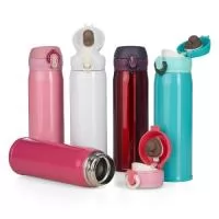 	Garrafa térmica de 400ml de inox colorida com botão e válvula para abertura. Possui um sistema de trava (basta mover para cima/baixo para abrir/fechar), pressione o botão central para abrir a tampa(possui na parte interna borracha protetora evitando vazar o líquido). Para abrir a tampa por completo basta rosqueá-la, parte interna revestida em inox.