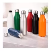 Garrafa em alumínio com capacidade máxima de 750ml. Possui acabamento em verniz fosco, revestimento plástico no bocal e tampa rosqueável em alumínio com interior em plástico.  Altura :  25,1 cm  Largura :  7,2 cm  Circunferência :  22,8 cm