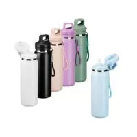 Garrafa térmica com capacidade máxima de 600ml. Possui estrutura de parede dupla com interior em inox 304, exterior em inox 201 e pintura eletrostática. Conta com tampa rosqueável em plástico polipropileno (PP), anel de vedação em silicone, alça fixa com botão de acionamento para a abertura do bico retrátil. Acompanha canudo de silicone para encaixe interno e mosquetão em liga de zinco com alça em poliéster.