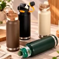 Garrafa térmica com capacidade máxima de 1,5 litro. Possui estrutura de parede dupla com interior em inox 304 e exterior em inox 201 com pintura eletrostática, além de base antiderrapante em silicone. Conta com tampa rosqueável em polipropileno (PP), anel de vedação em silicone e dois modos de ingestão: por canudo interno removível com bico em TPR e tampa rosqueável com alça flexível; ou pelo bocal com tampa protetora em policarbonato (PC), trava de segurança e botão de acionamento em ABS.
