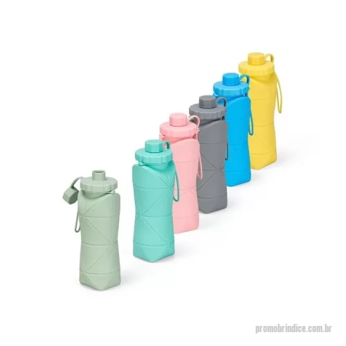 Garrafa Dobrável personalizada - Garrafa dobrável com capacidade máxima de 600ml. Possui estrutura flexível em silicone, livre de BPA e é compatível com lava-louças. Conta com tampa rosqueável em polipropileno (PP) com protetor de encaixe para o bico e alça lateral para transporte, que também pode ser utilizada para envolver a garrafa quando dobrada.