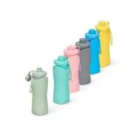 Garrafa dobrável com capacidade máxima de 600ml. Possui estrutura flexível em silicone, livre de BPA e é compatível com lava-louças. Conta com tampa rosqueável em polipropileno (PP) com protetor de encaixe para o bico e alça lateral para transporte, que também pode ser utilizada para envolver a garrafa quando dobrada.