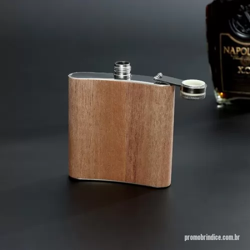 Garrafa para whisky personalizada - Porta whisky 6oz em aço inoxidável com acabamento em folha de madeira.  Altura :  11,1 cm  Largura :  9,4 cm  Espessura :  2,3 cm  Medidas aproximadas para gravação (CxL):  8,8 cm x 7 cm  Peso aproximado (g):  100