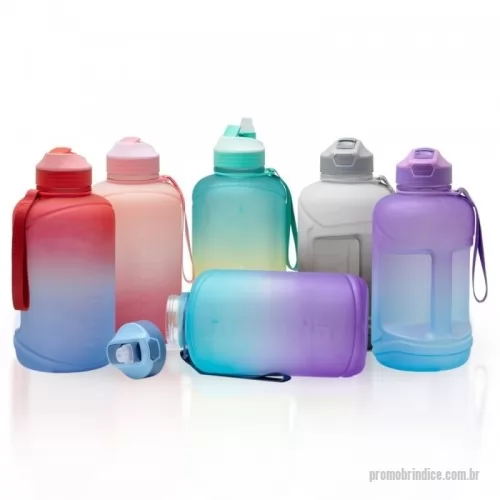 Garrafa personalizada - Garrafa PETG 2,2 litros com bico flip de silicone. Livre de BPA, a garrafa contém tampa com botão de acionamento para o bico com capa protetora, canudo acoplado e alça para transporte.  Altura :  28,9 cm  Largura :  13,3 cm  Circunferência :  42,4 cm