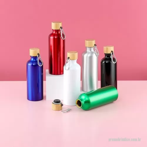 Garrafa personalizada - Garrafa de alumínio com capacidade de 500ml. Possui tampa de bambu e acompanha mosquetão de alumínio.  Altura :  20,7 cm  Largura :  6,6 cm  Circunferência :  20,8 cm  Medidas aproximadas para gravação (CxL):  13,5 cm x 3 cm  Tamanho total aproximado  (CxL):  Diâmetro sem tampa 2,4 cm  Peso aproximado (g):  81