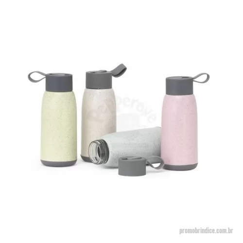 Garrafa personalizada - Garrafa personalizada com capacidade para 350ml produzida em vidro e revestimento em plástico. Possui tampa plástica rosqueável com vedação para evitar o vazamento do líquido e alça de silicone. Ideal para divulgar sua empresa em eventos corporativos, brindes personalizados e campanhas promocionais.