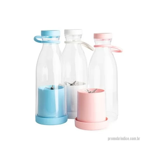 Garrafa personalizada - Descrição: Experimente a praticidade do nosso liquidificador portátil e sem fio! Com capacidade de 380ml, ele é ideal para sucos, shakes e smoothies a qualquer hora, em qualquer lugar. Suas 6 lâminas de aço inoxidável trituram frutas, vegetais e gelo com facilidade, garantindo misturas perfeitas em segundos. Operação simplificada: basta um toque no botão. E para a limpeza? Super fácil, com copo removível para higienização rápida. Acompanha cabo USB. Obs. (Para o funcionamento do produto a quantidade total de frutas/água adicionadas não deve exceder 300ml).  Altura :  22,8 cm  Largura :  7,4 cm  Circunferência :  24,8 cm  Medidas aproximadas para gravação (CxL):  10 cm x 6 cm  Peso aproximado (g):  263