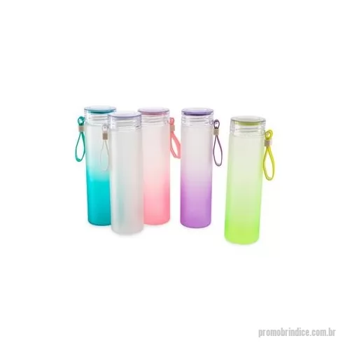 Garrafa personalizada - Garrafa de vidro jateado bicolor, capacidade de 450ml. Contém alça de silicone. Altura : 21,8 cm Largura : 6 cm Circunferência : 19 cm Tamanho total aproximado CxL : Diâmetro sem a tampa 4,3 cm Peso aproximado g : 257