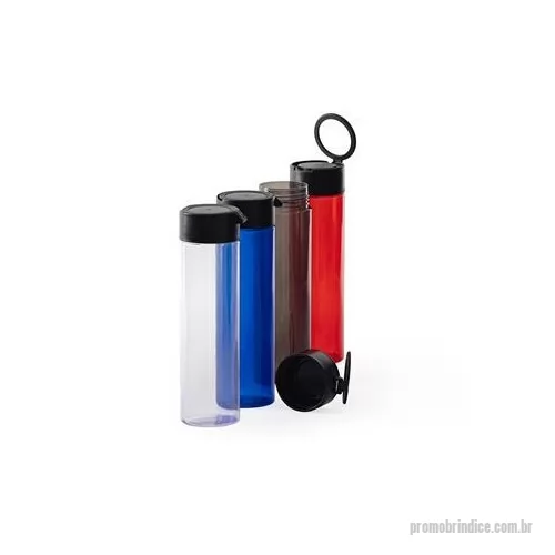 Garrafa personalizada - Esta garrafa é a opção certeira para manter a rotina de hidratação em qualquer lugar. Feita em PVC e com capacidade máxima de 700ml, conta com tampa rosqueável e uma alça circular para facilitar o transporte de mão ou até mesmo pendurar em ganchos, c