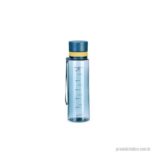 Garrafa personalizada - Garrafa plástica com capacidade máxima de 780 ml e marcação de volume. Possui tampa rosqueável com protetor para o bocal, revestimento emborrachado e alça em nylon para transporte. Altura : 25,8 cm Largura : 7,3 cm Circunferência : 21,8 cm Peso aprox