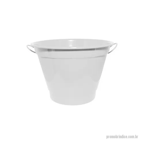 Garrafa personalizada - Alumínio reforçado ou polido, resistente à corrosão. Alças laterais que facilitam transporte, mesmo cheio. Capacidade de Armazenamento - 2 garrafas de 600 ml - 8 garrafas long neck - 4 latas de bebida. Ideal para churrascos, festas, eventos, decoraçã